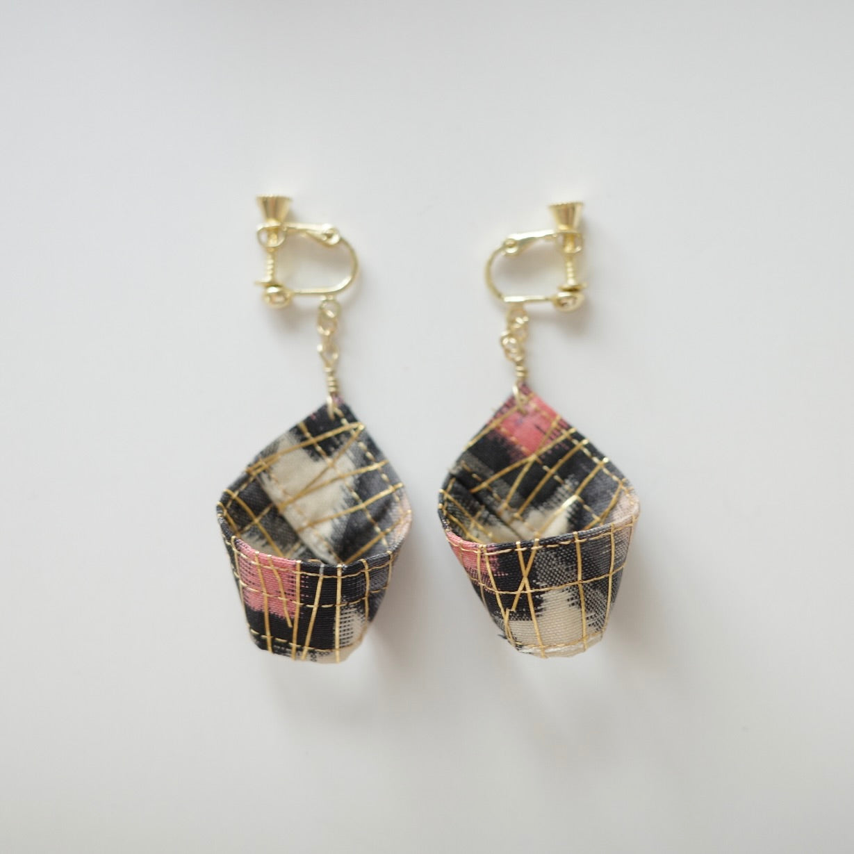 金糸ピアス 大雫 -grey x pink-