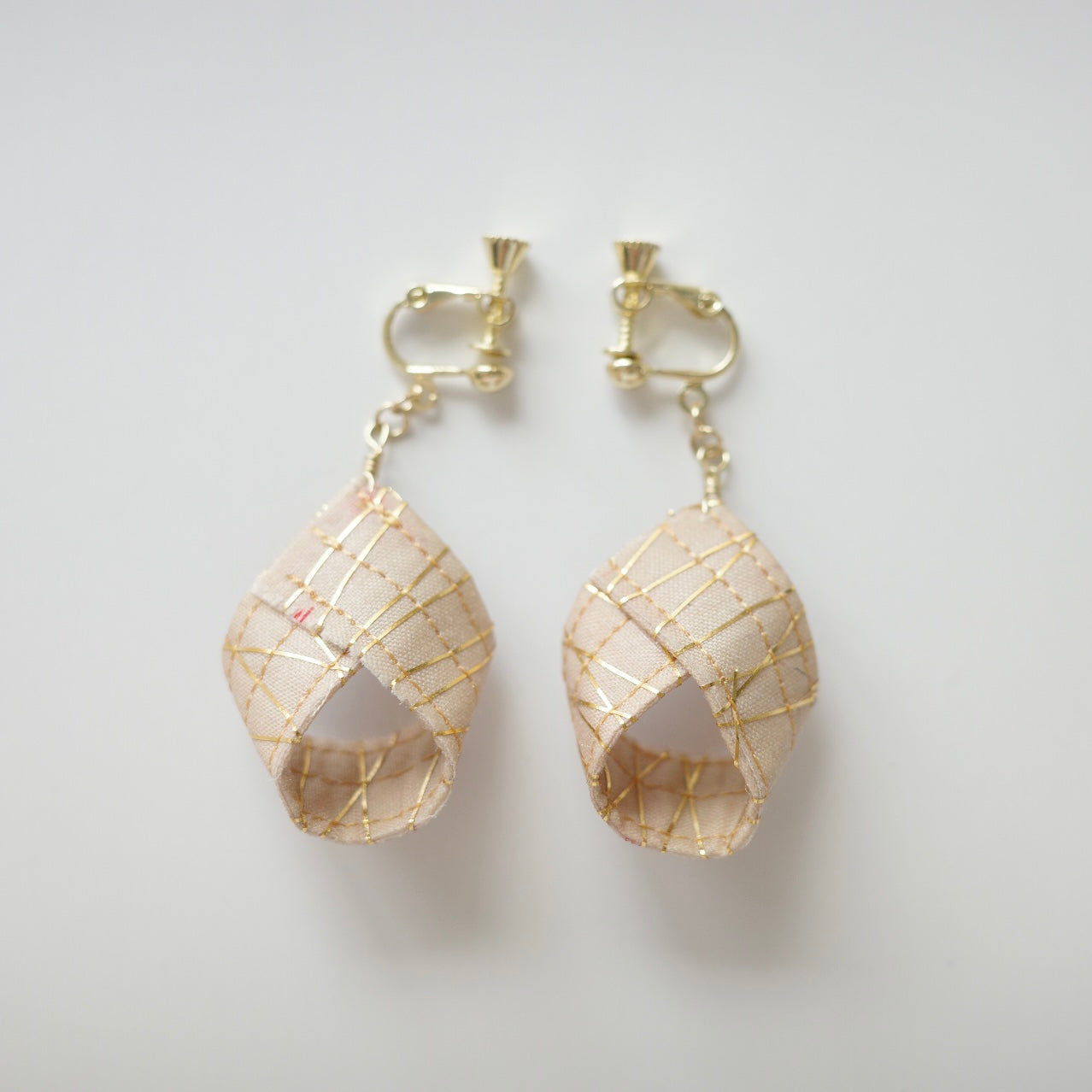 金糸ピアス 大雫 -beige-