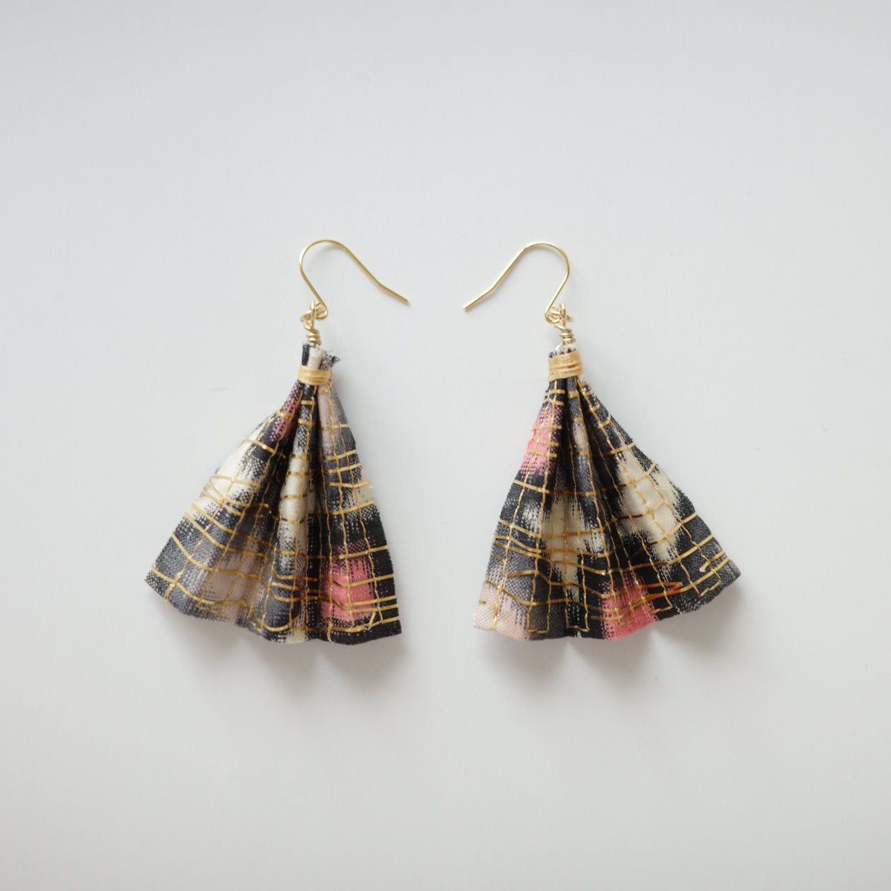 金糸ピアス 扇 -grey x pink-