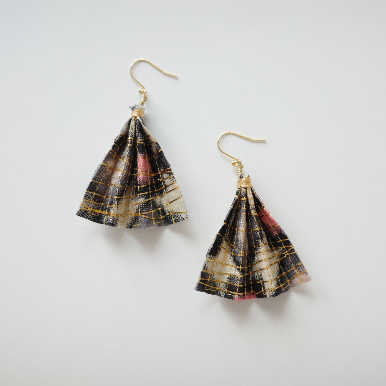 金糸ピアス 扇 -grey x pink-