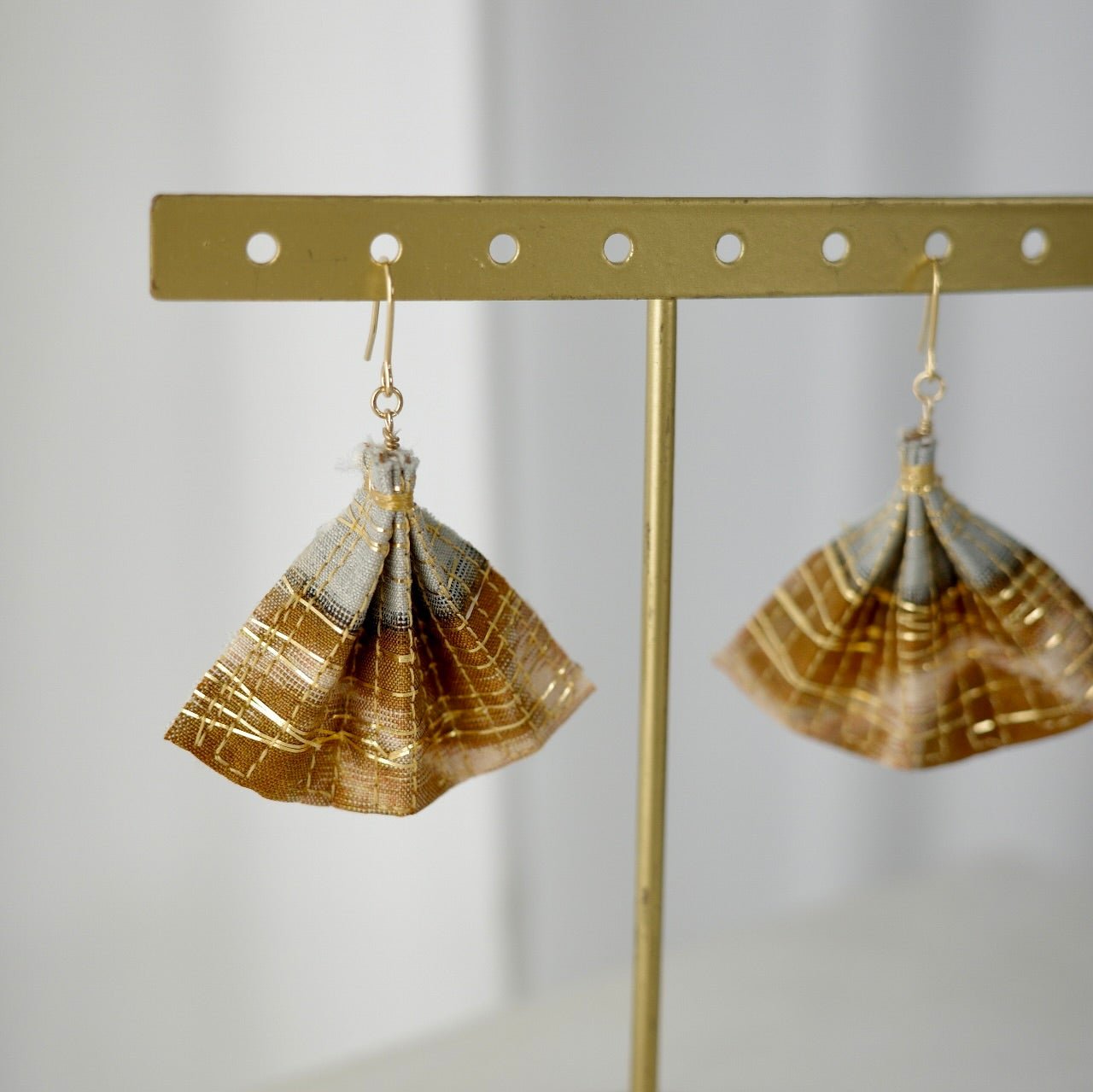 Gold thread earrings fan -cleopatra-