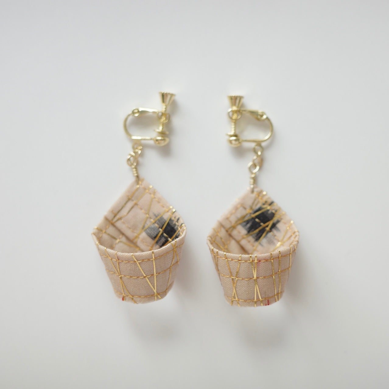 金糸ピアス 大雫 -beige-