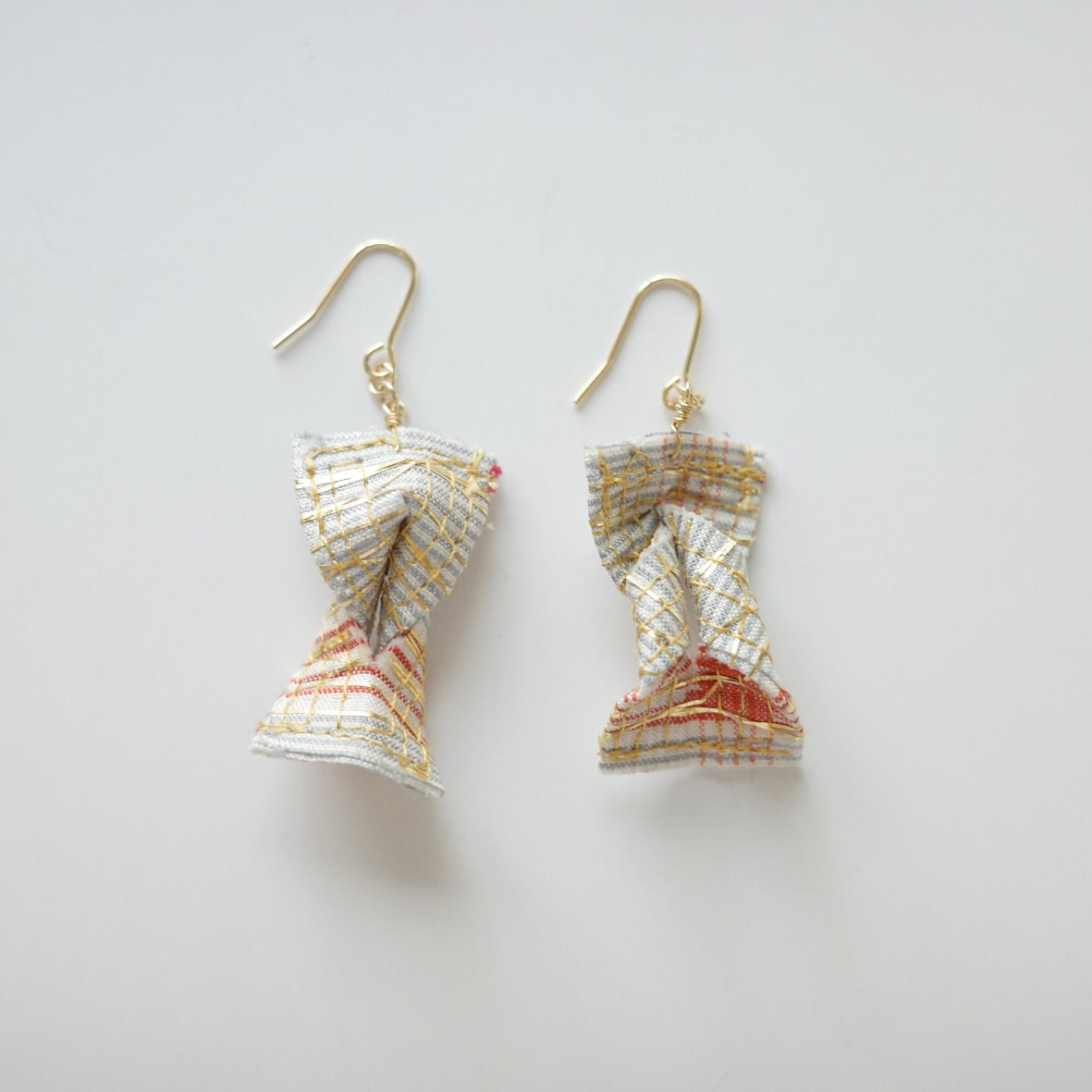 金糸ピアス こんにゃく -check-