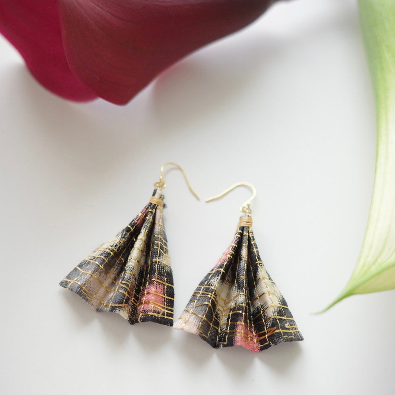 金糸ピアス 扇 -grey x pink-