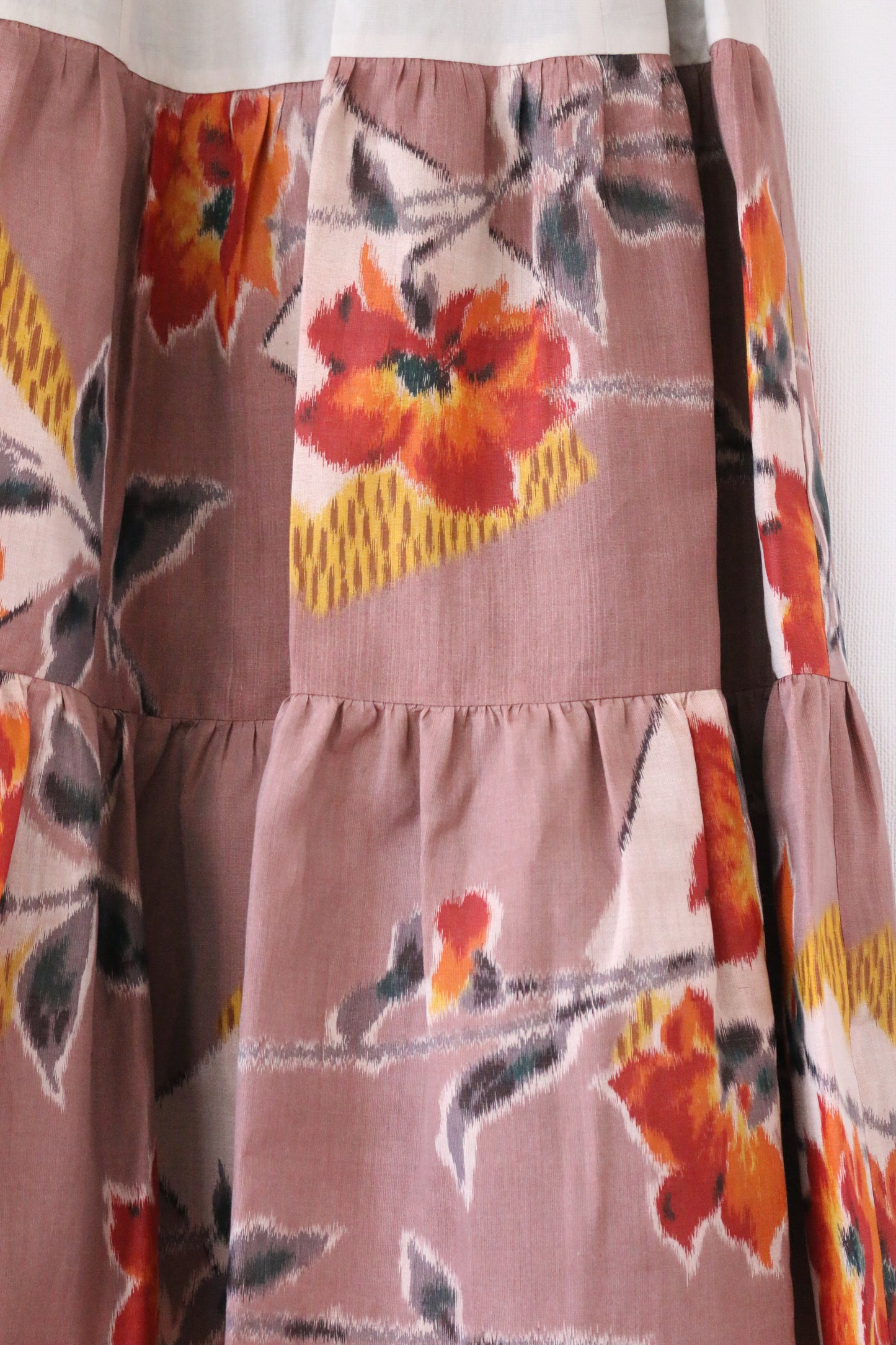 Flower of bright red -Meisen Teayard Skirt beige-
