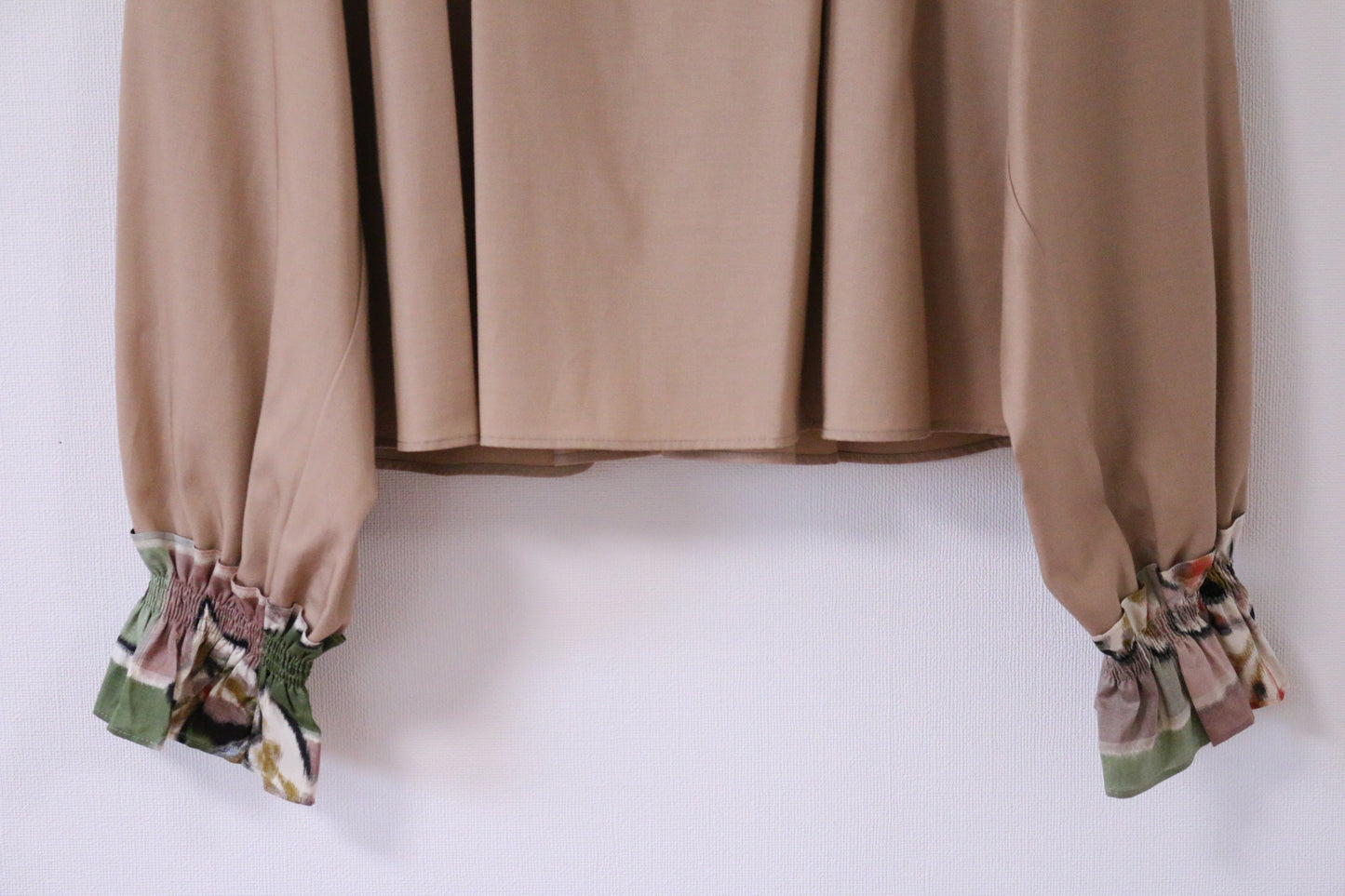 Green tea Meisen Square Neck Blouse -beige-