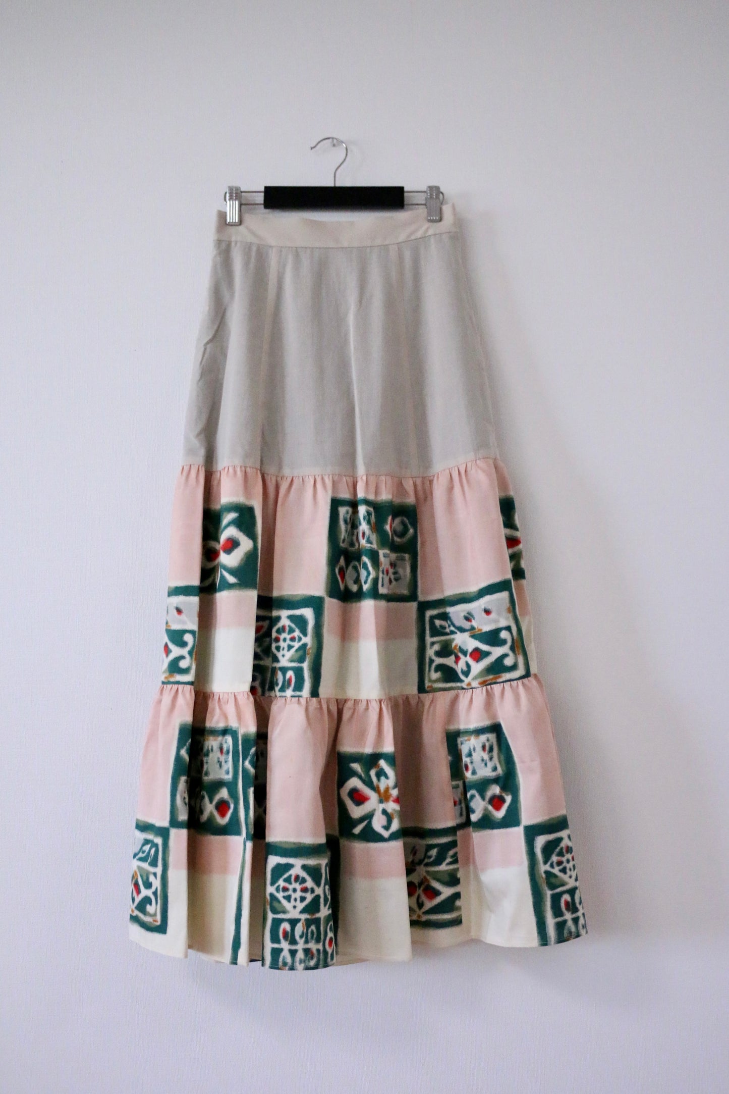Abstract pattern of Pink and Green -Meisen Teayard Skirt beige-