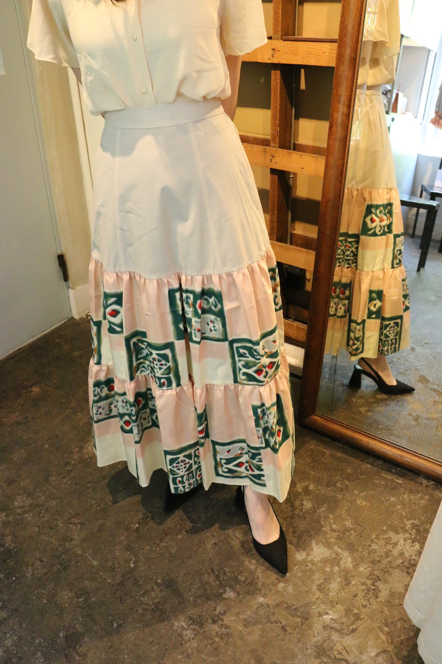 Abstract pattern of Pink and Green -Meisen Teayard Skirt beige-