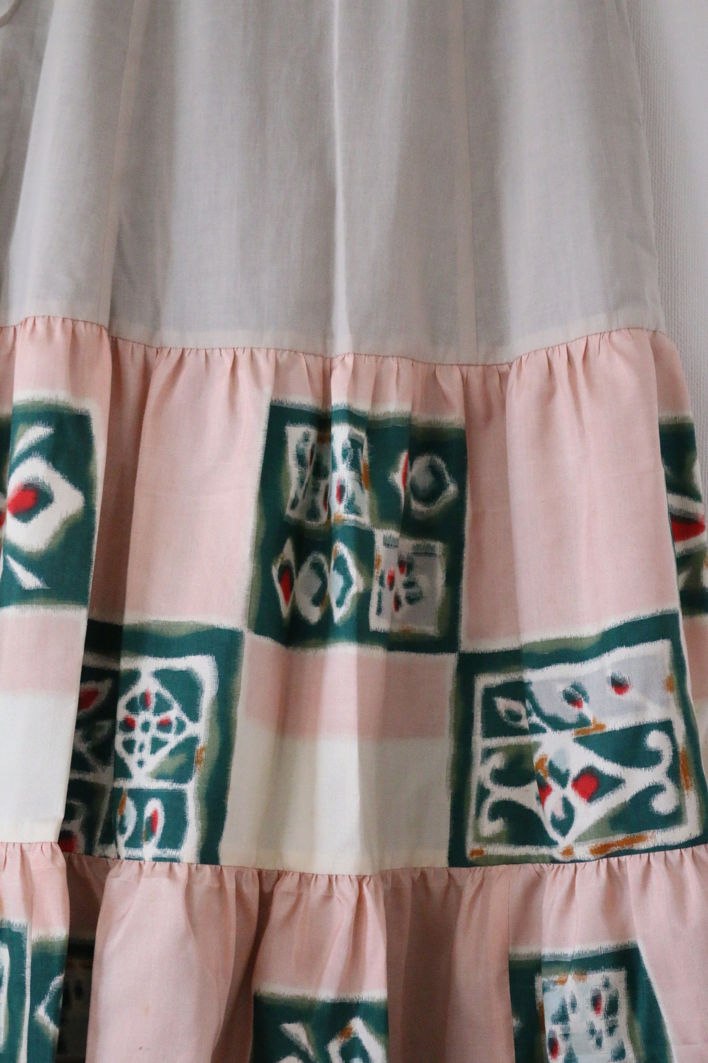 Abstract pattern of Pink and Green -Meisen Teayard Skirt beige-