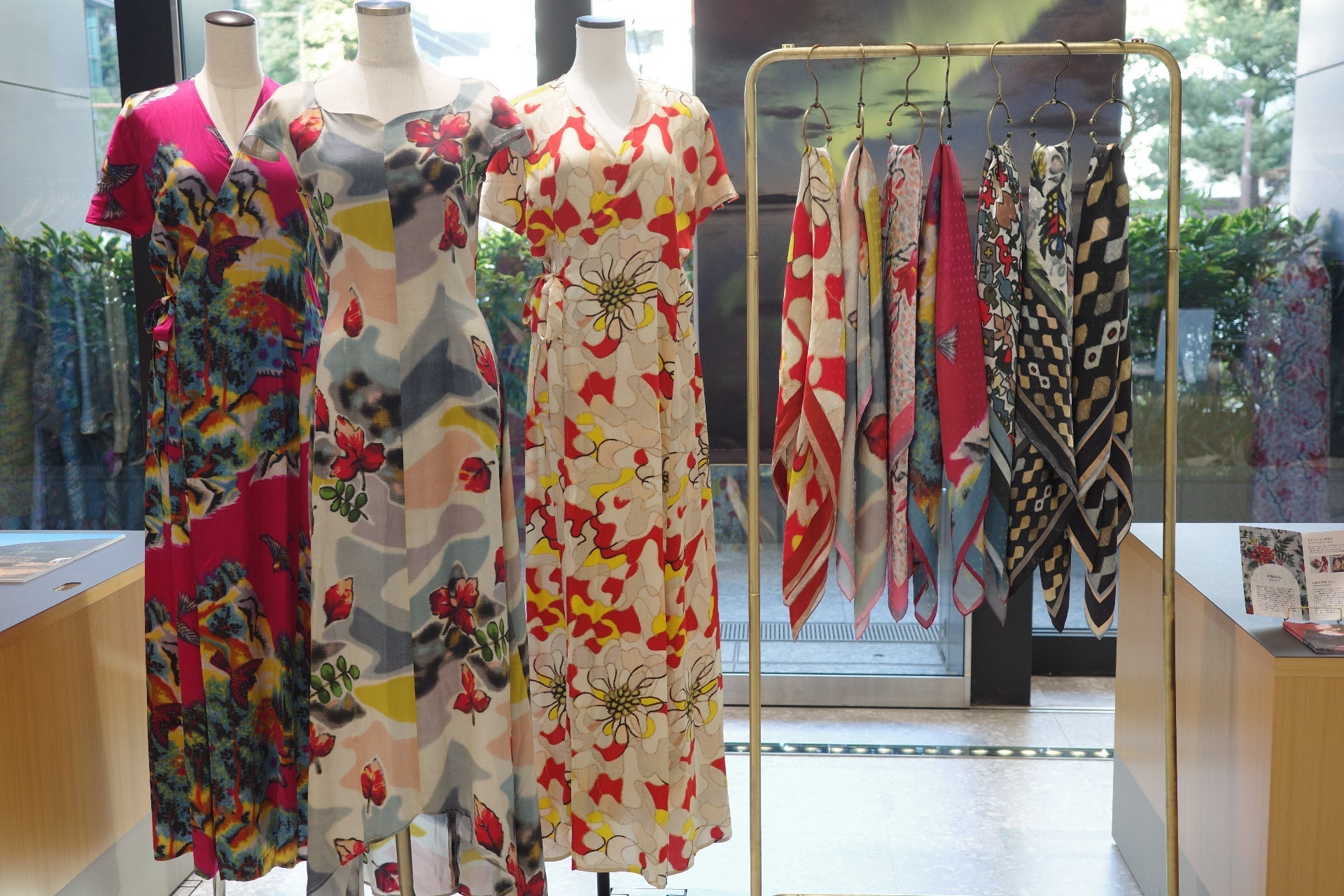 【お知らせ】エプソン赤坂ショールームにてAyシルクスカーフ全とパリファッションウィークドレスを展示