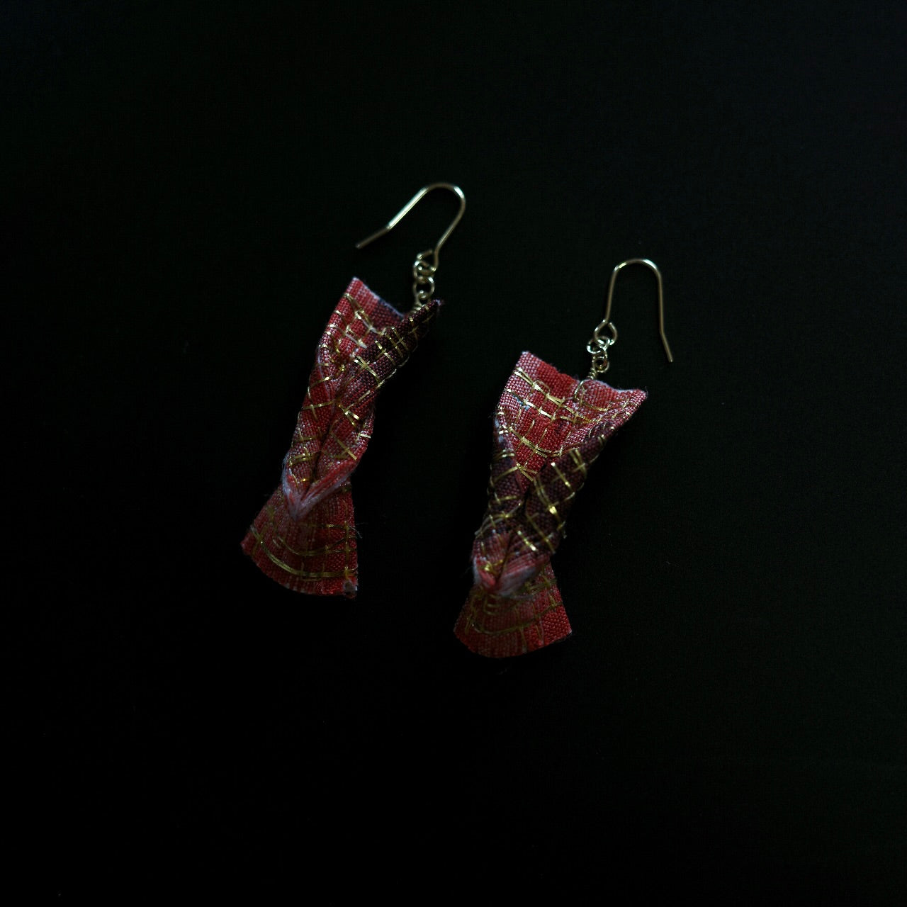 Gold thread earrings konjac