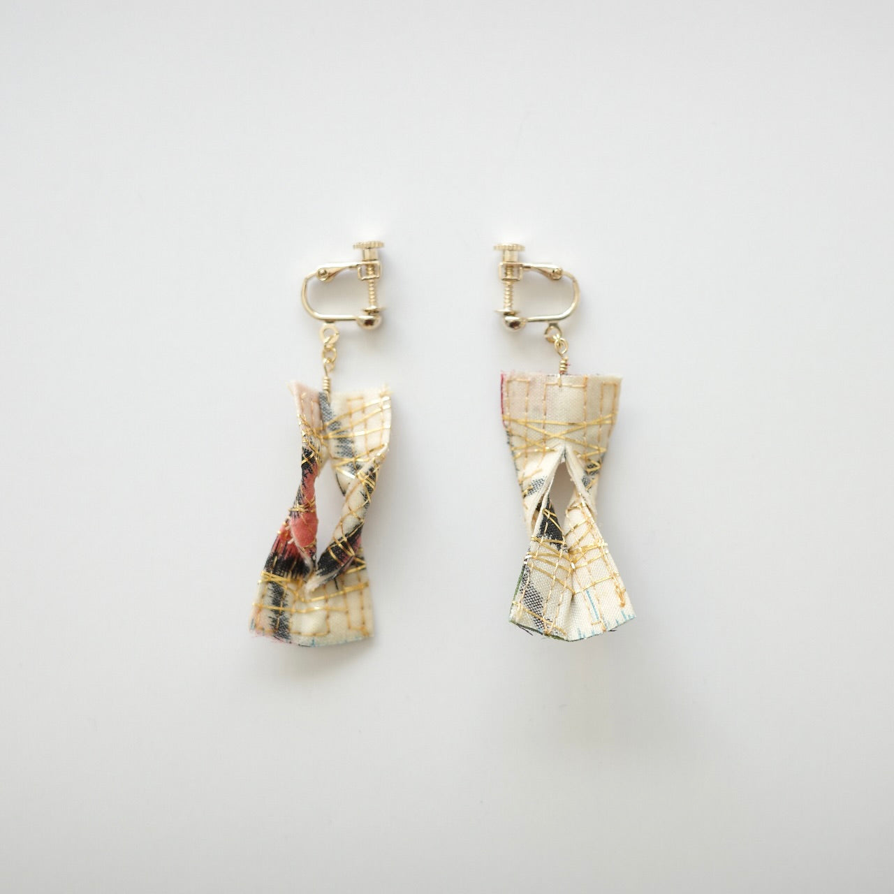 Gold thread earrings konjac