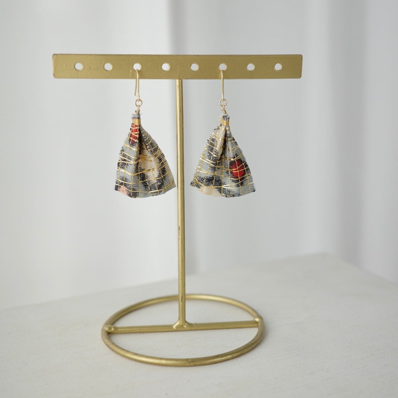 Gold thread earrings konjac