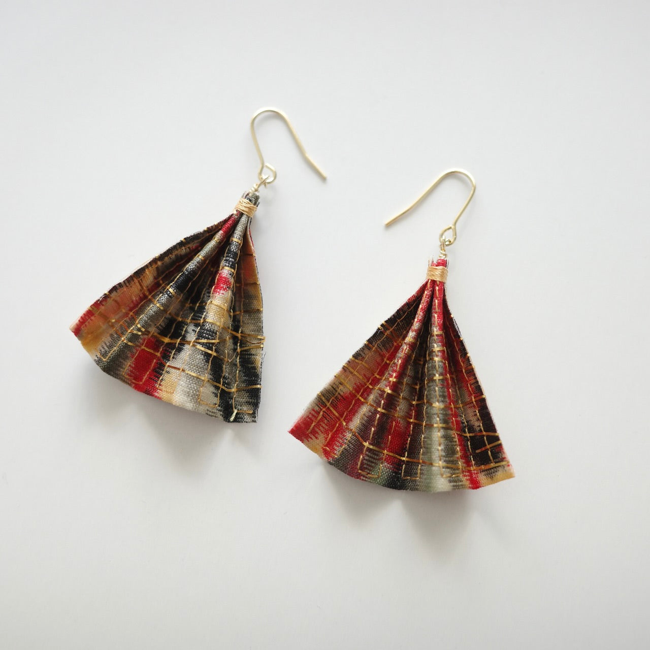 Gold thread earrings fan -momo-