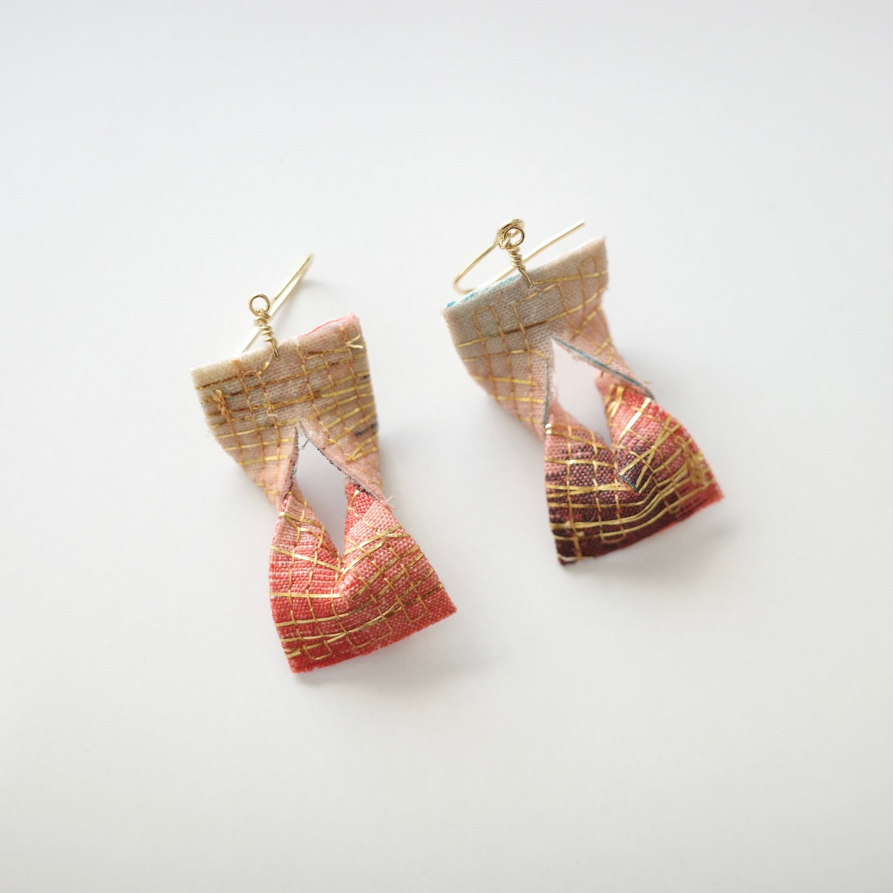 Gold thread earrings konjac