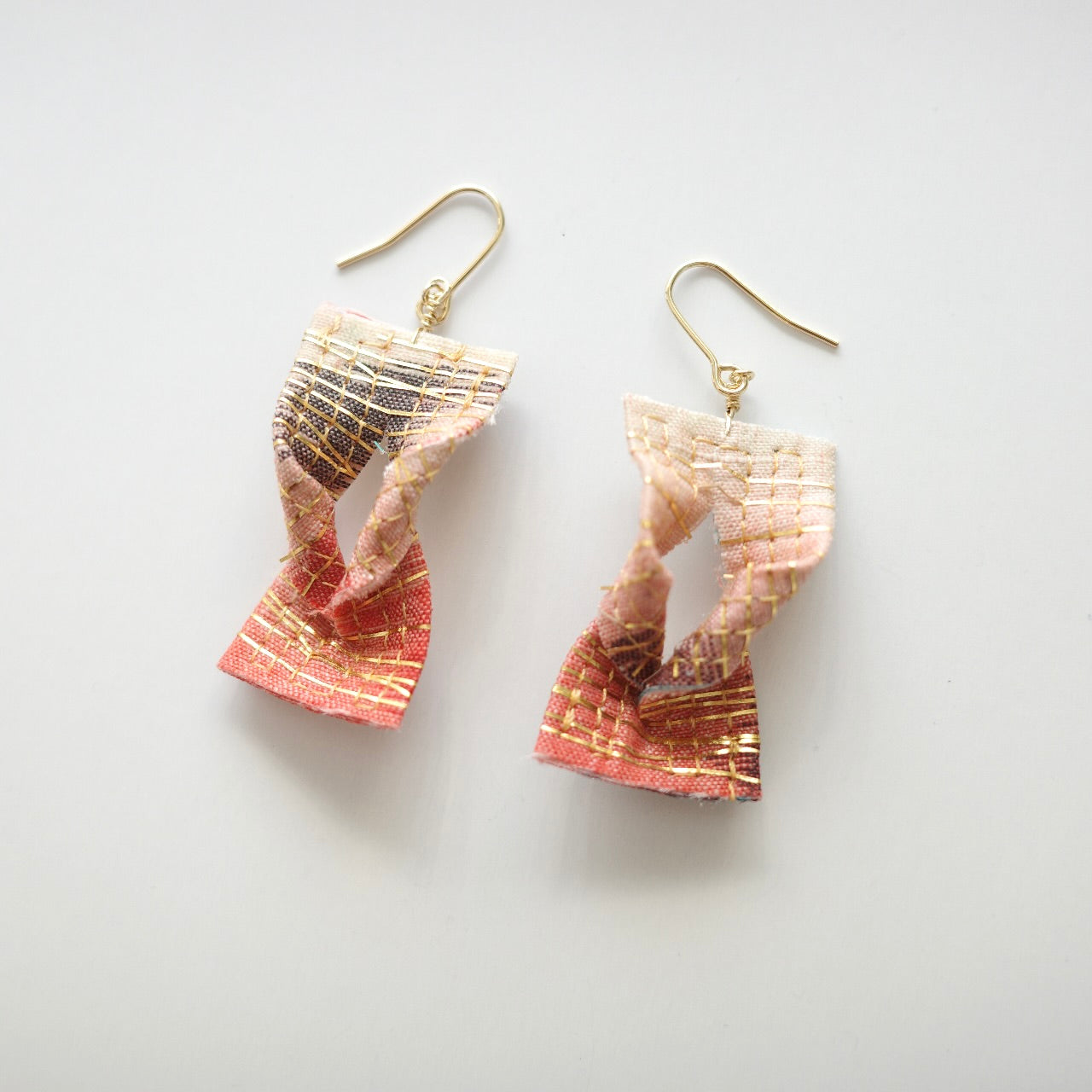 Gold thread earrings konjac