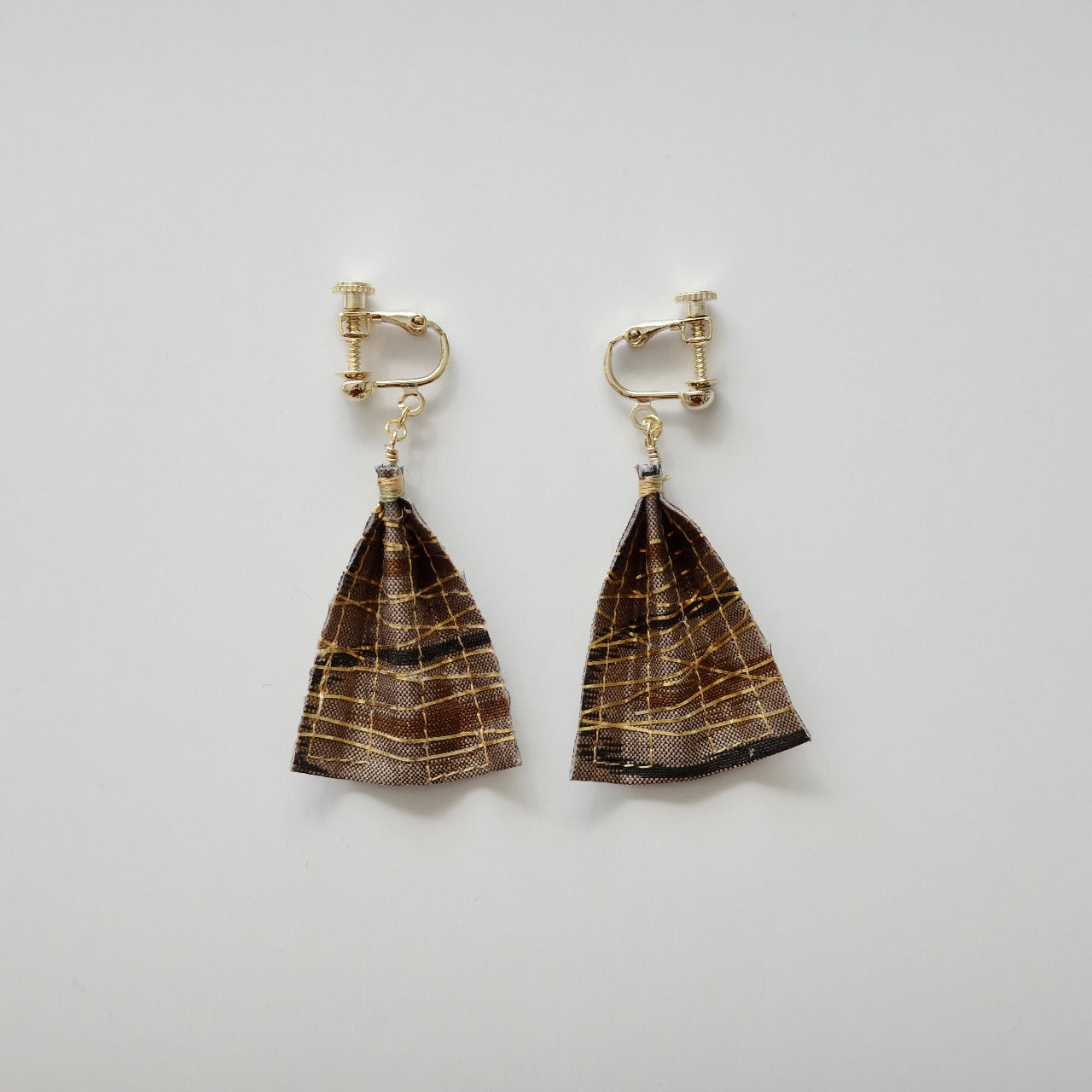 Gold thread earrings konjac