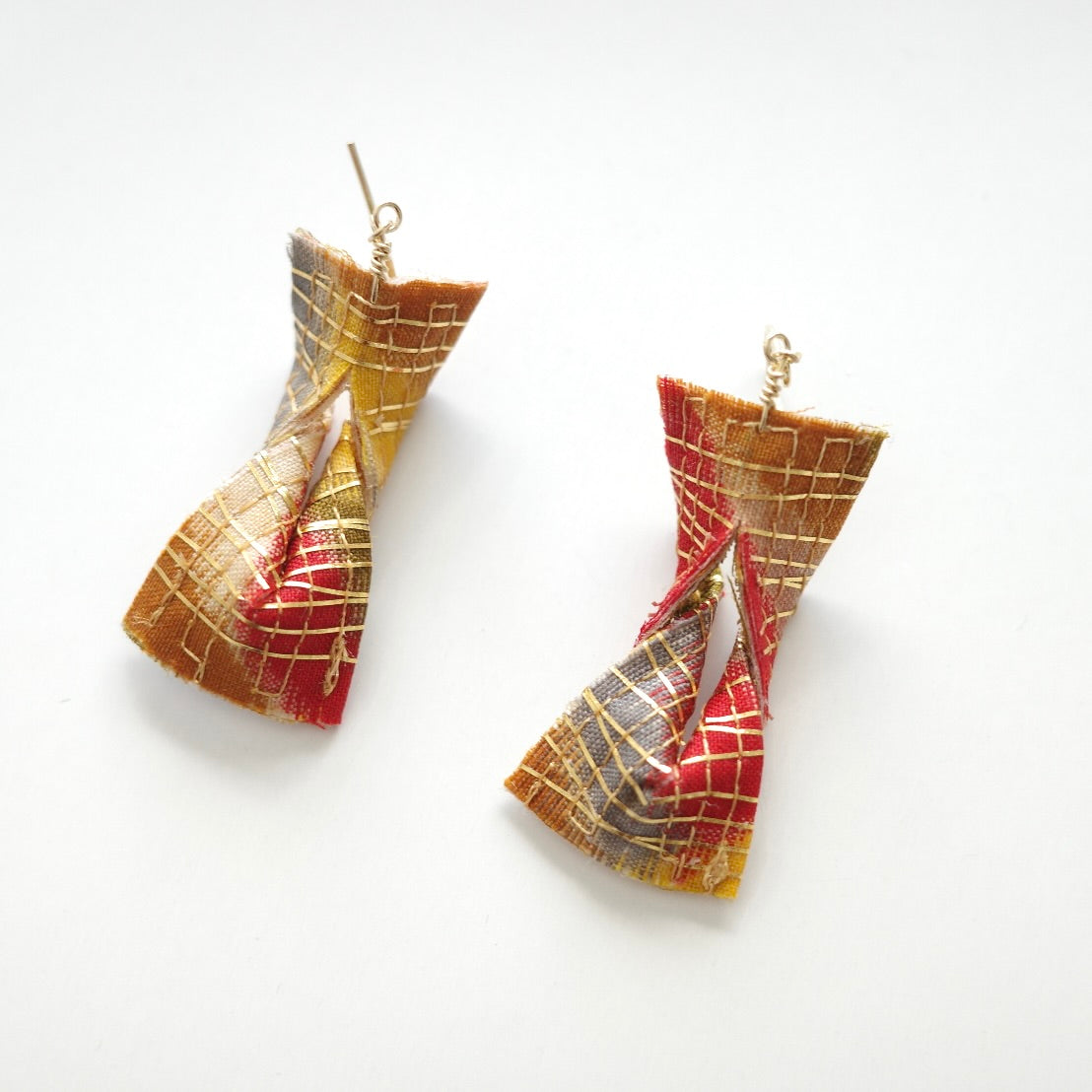 Gold thread earrings konjac