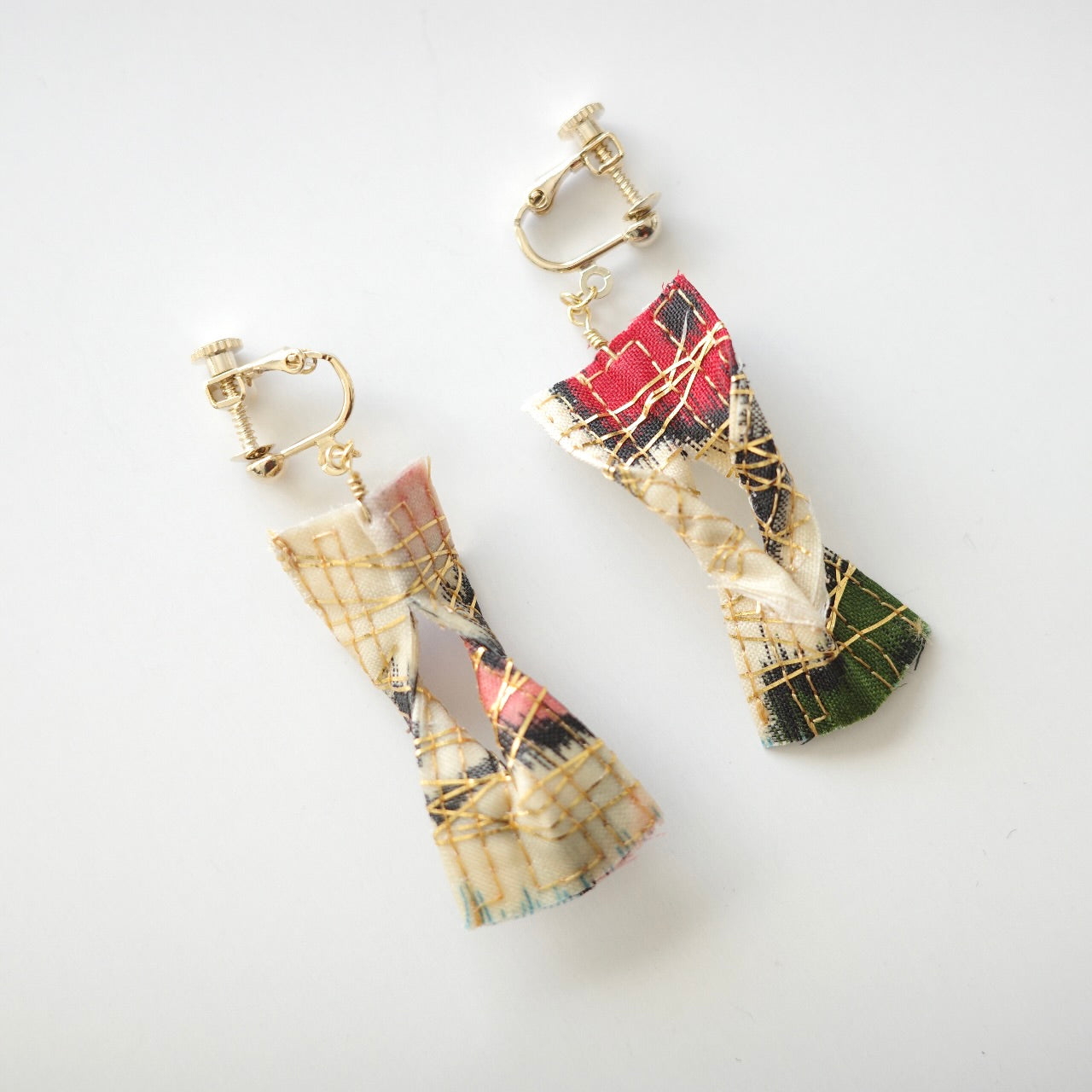 Gold thread earrings konjac