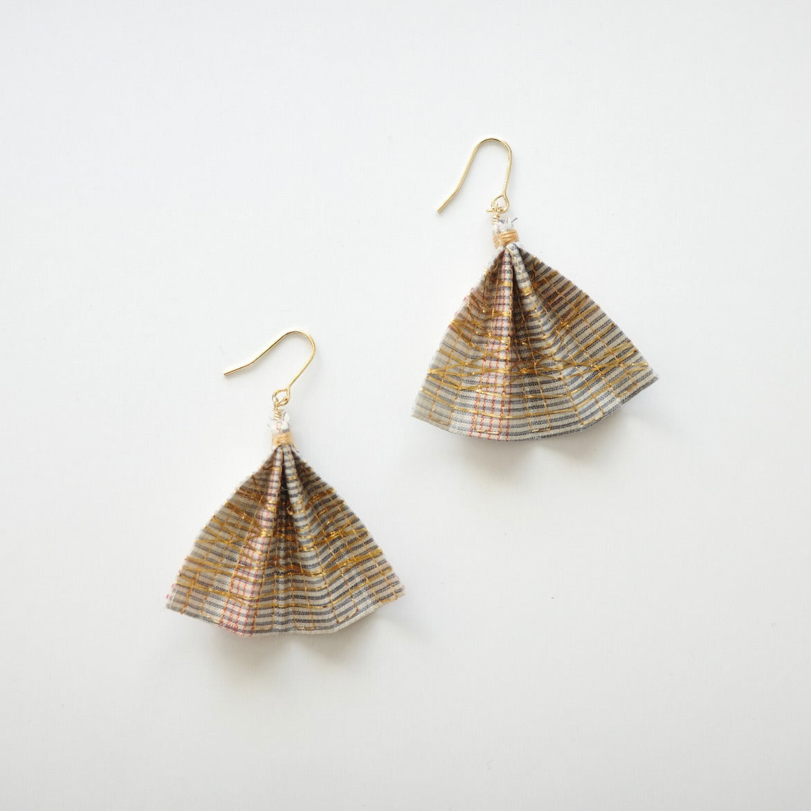 Gold thread earrings fan -check-