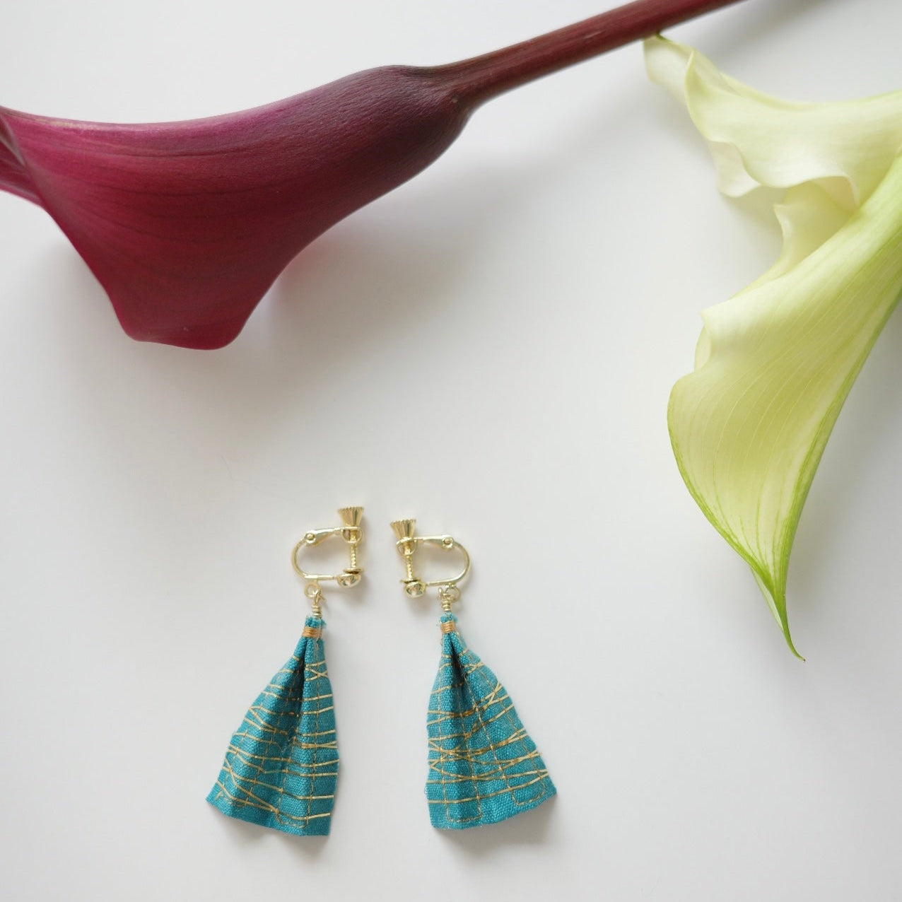 Gold thread earrings konjac