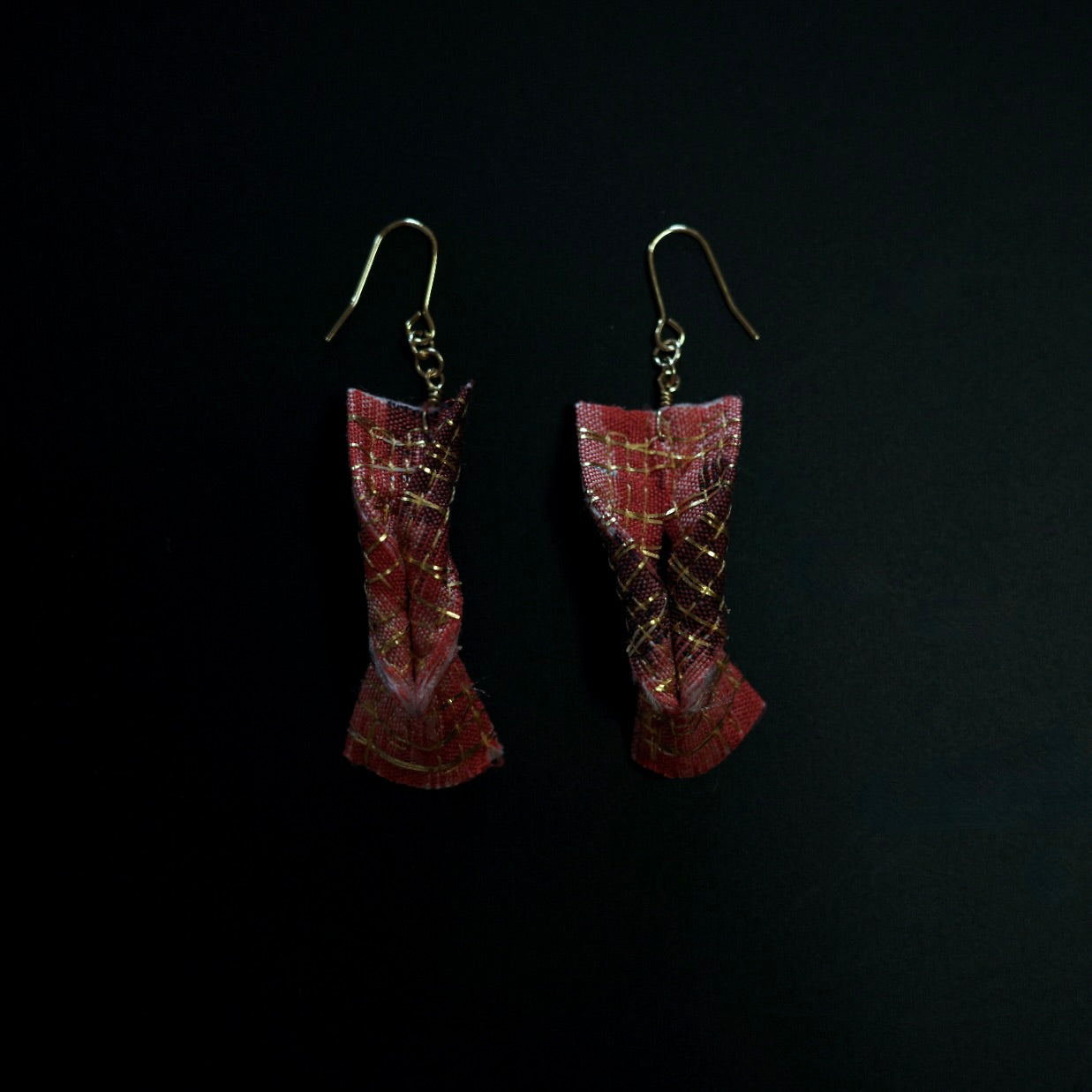 Gold thread earrings konjac