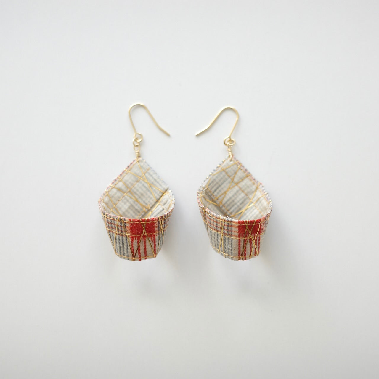 Gold thread earrings konjac