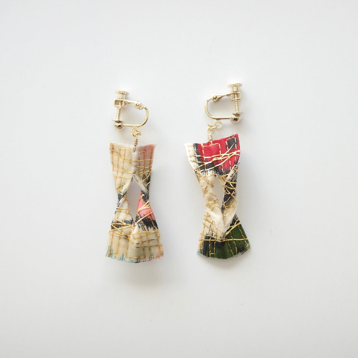 Gold thread earrings konjac