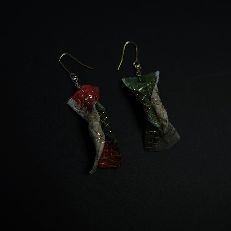 Gold thread earrings konjac