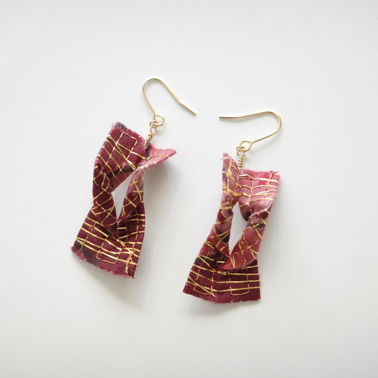 Gold thread earrings konjac