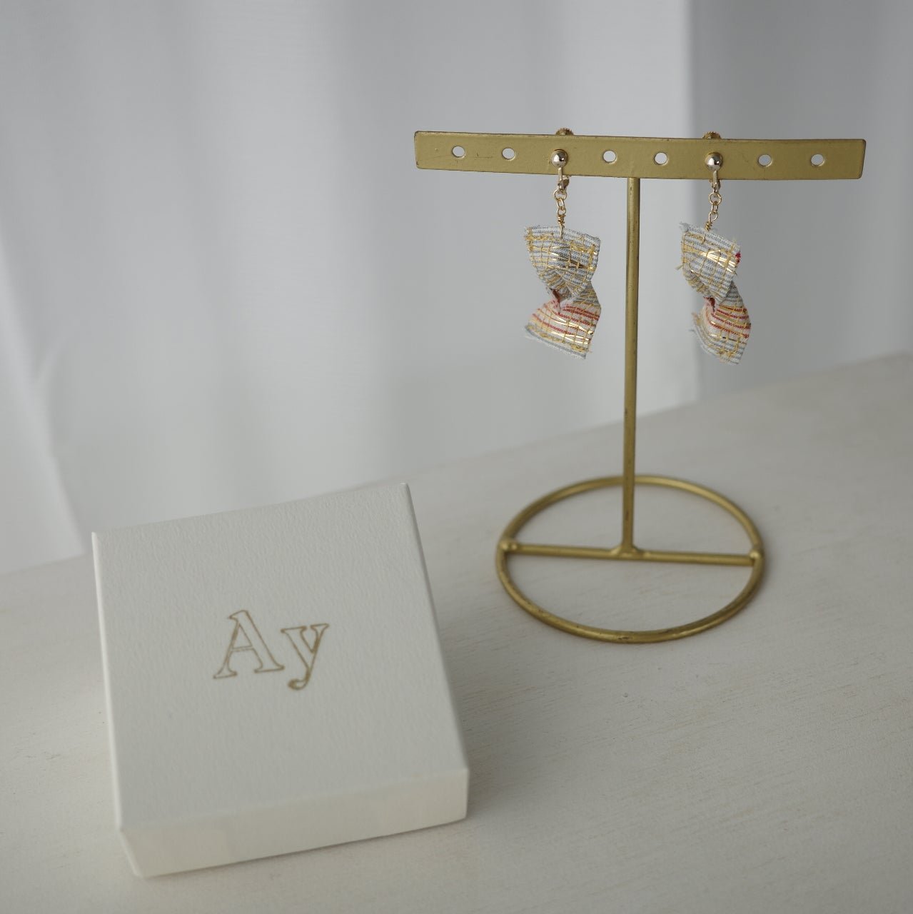 Gold thread earrings konjac