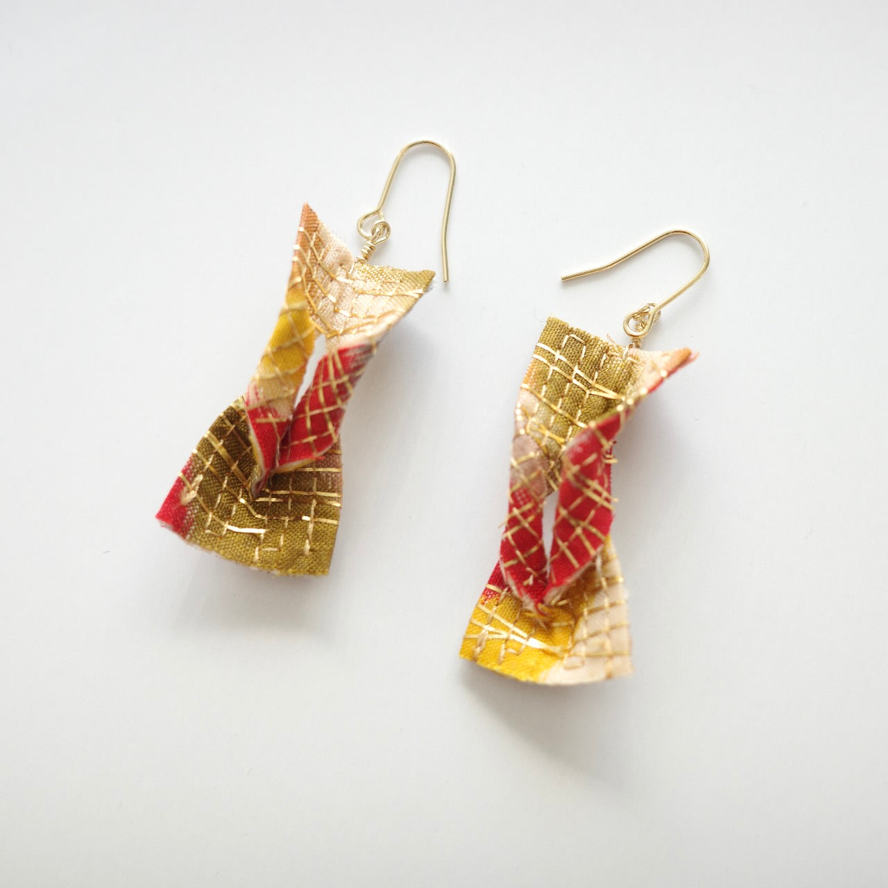 Gold thread earrings konjac