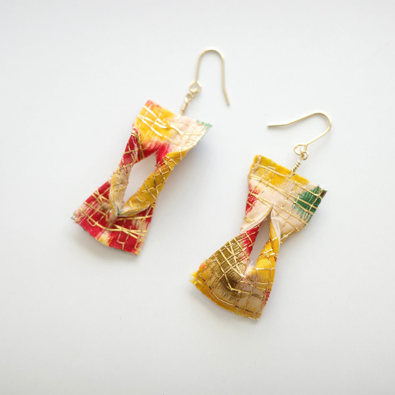 Gold thread earrings konjac