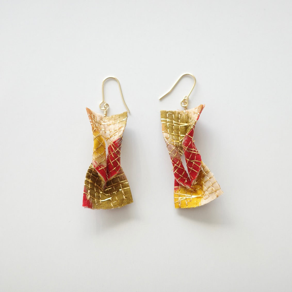 Gold thread earrings konjac