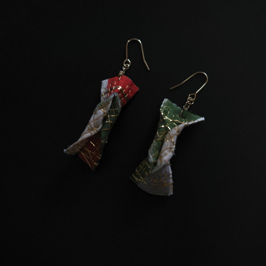 Gold thread earrings konjac