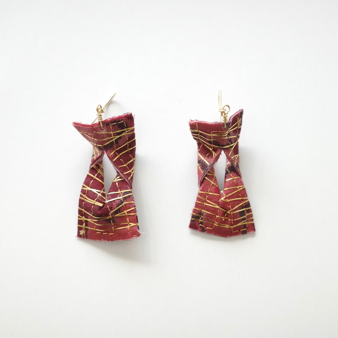 Gold thread earrings konjac