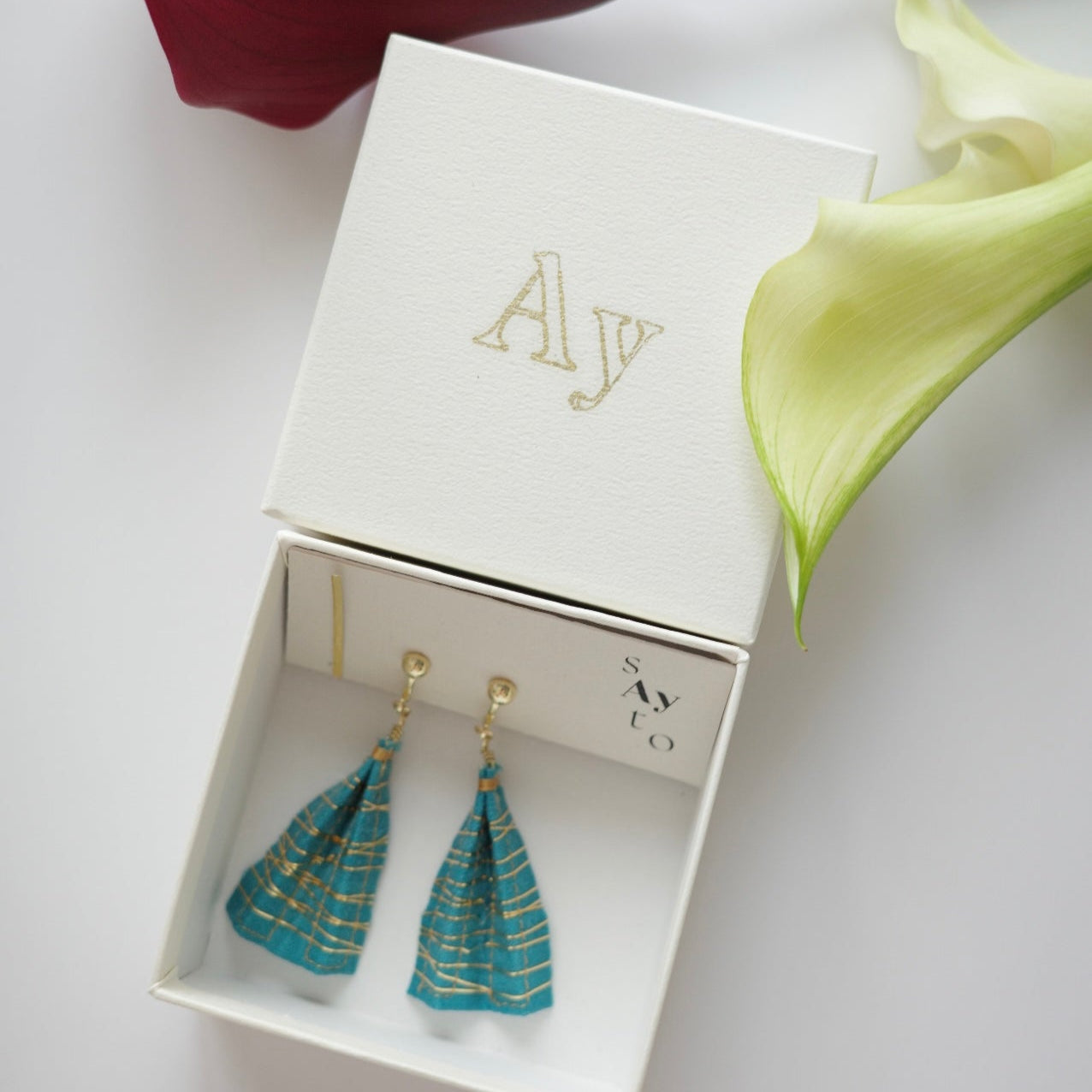 Gold thread earrings konjac