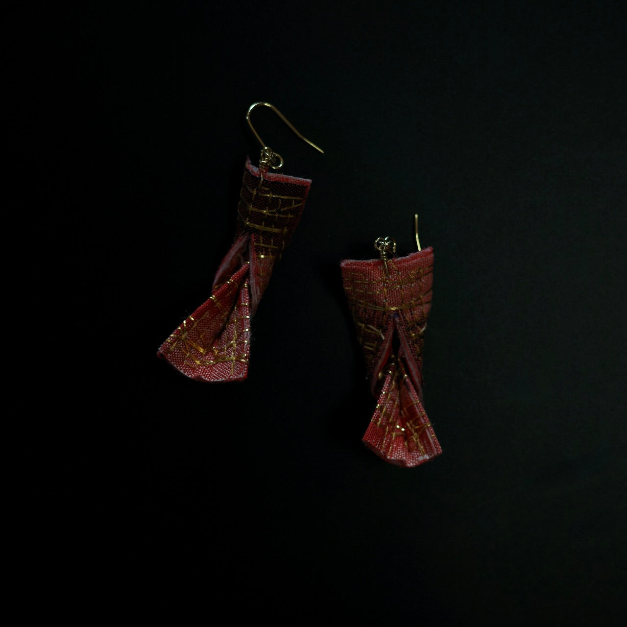 Gold thread earrings konjac