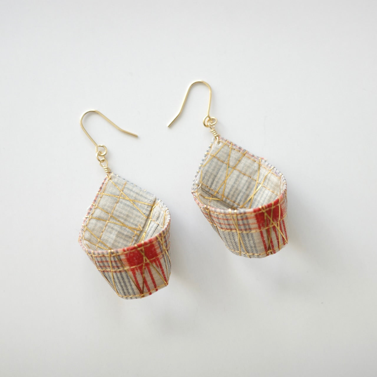 Gold thread earrings konjac