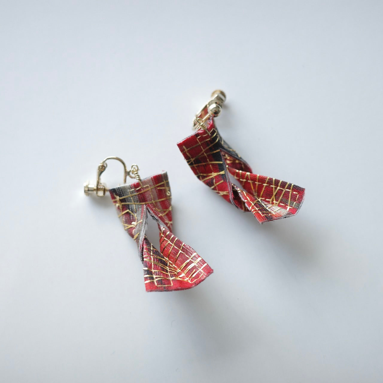 Gold thread earrings konjac