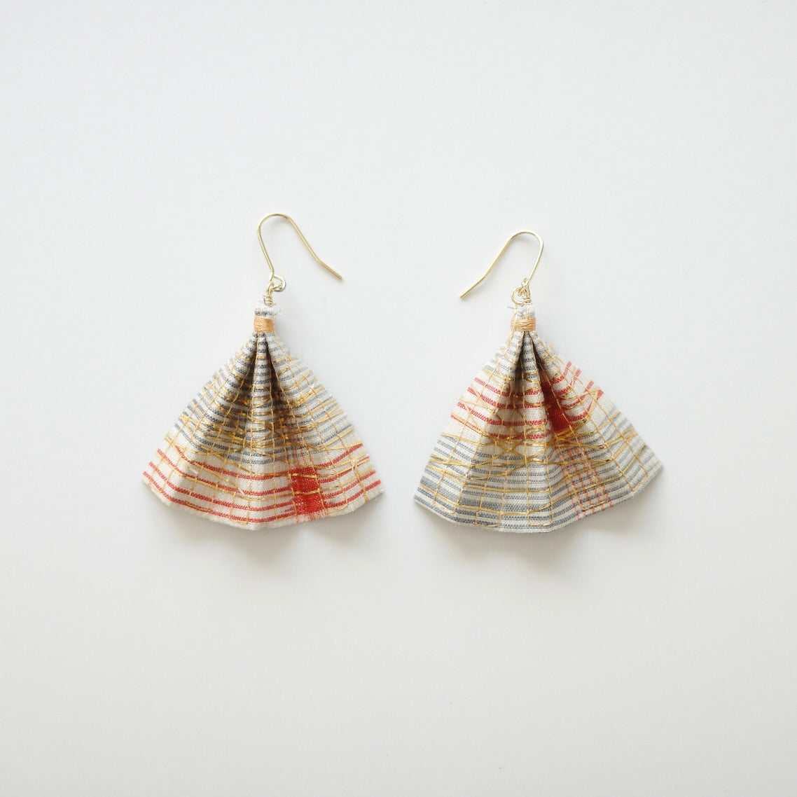 Gold thread earrings fan -check-