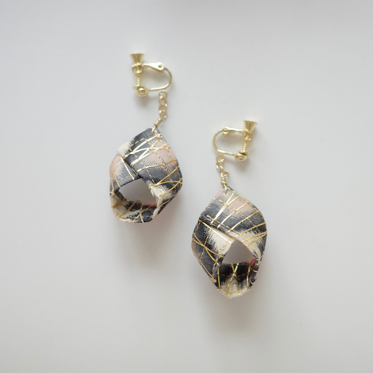 金糸ピアス 大雫 -grey x pink-