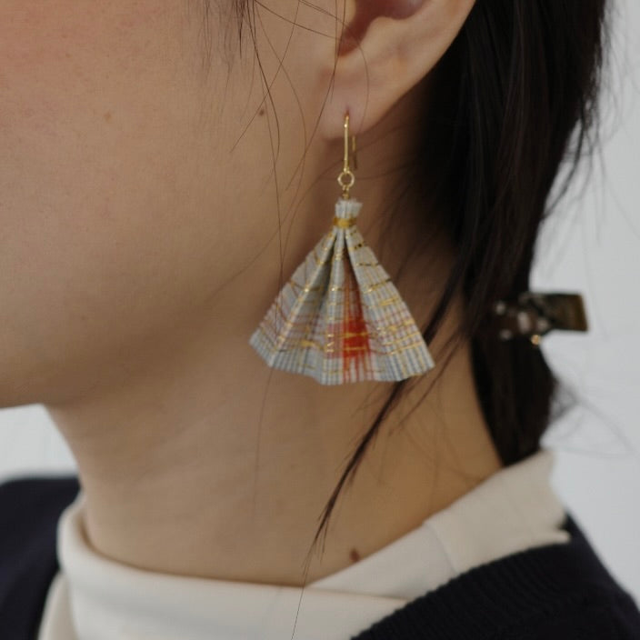 Gold thread earrings fan -check-