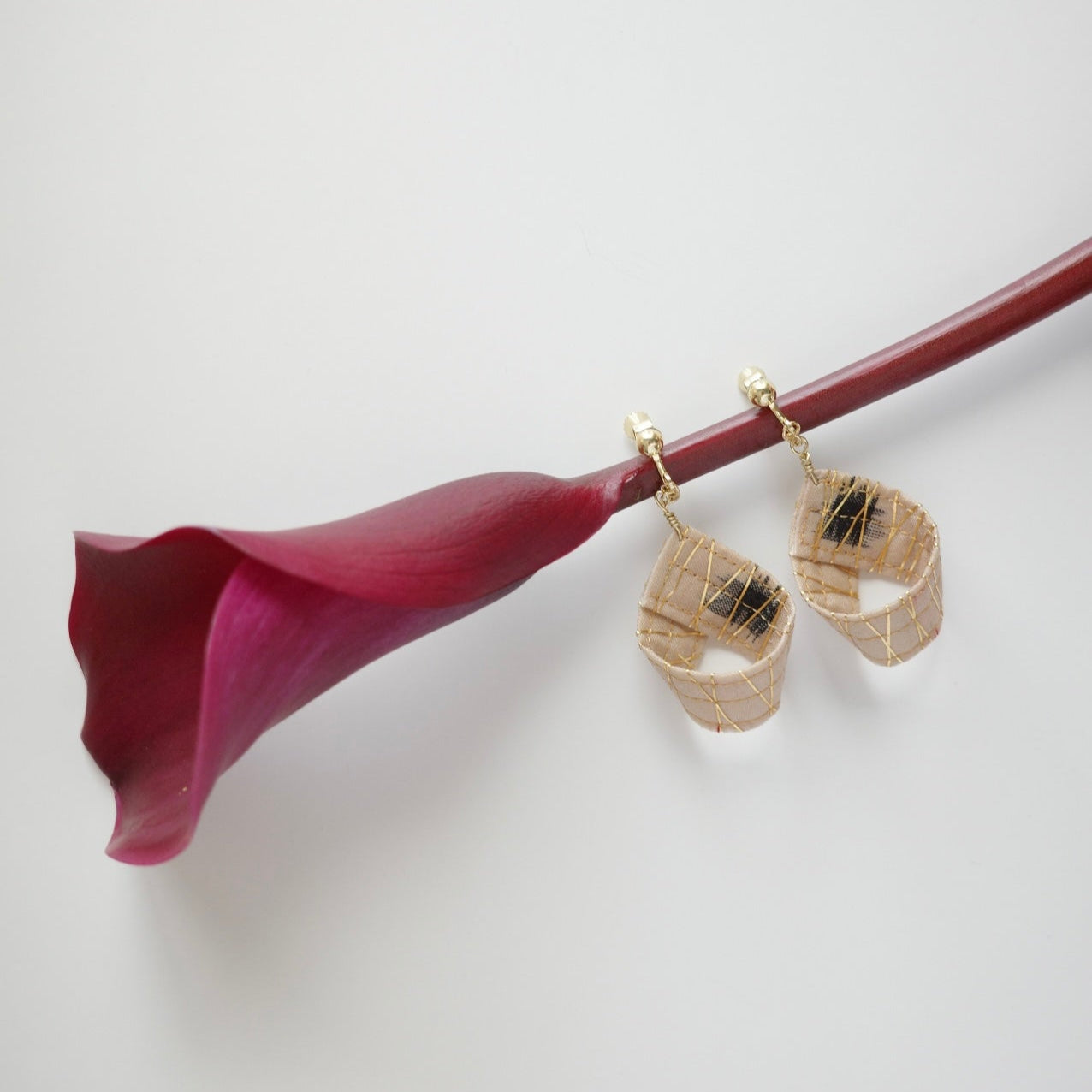 Gold thread earrings konjac