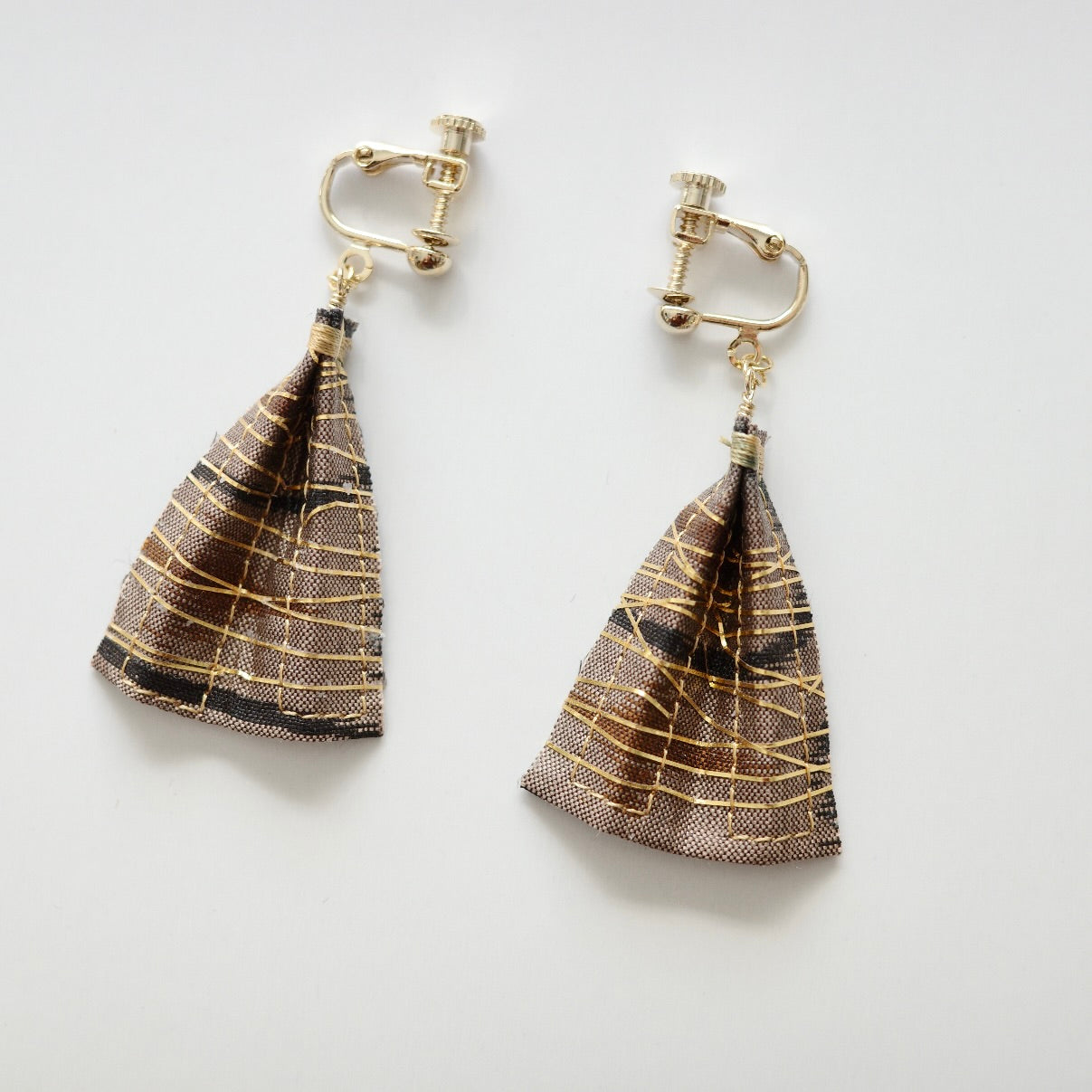 Gold thread earrings konjac