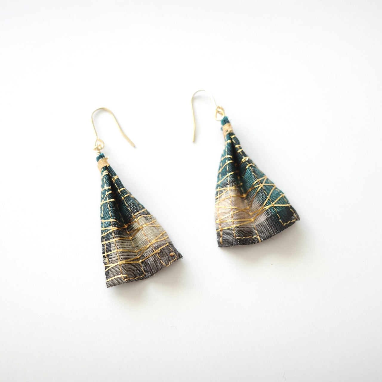 Gold thread earrings - green x pink