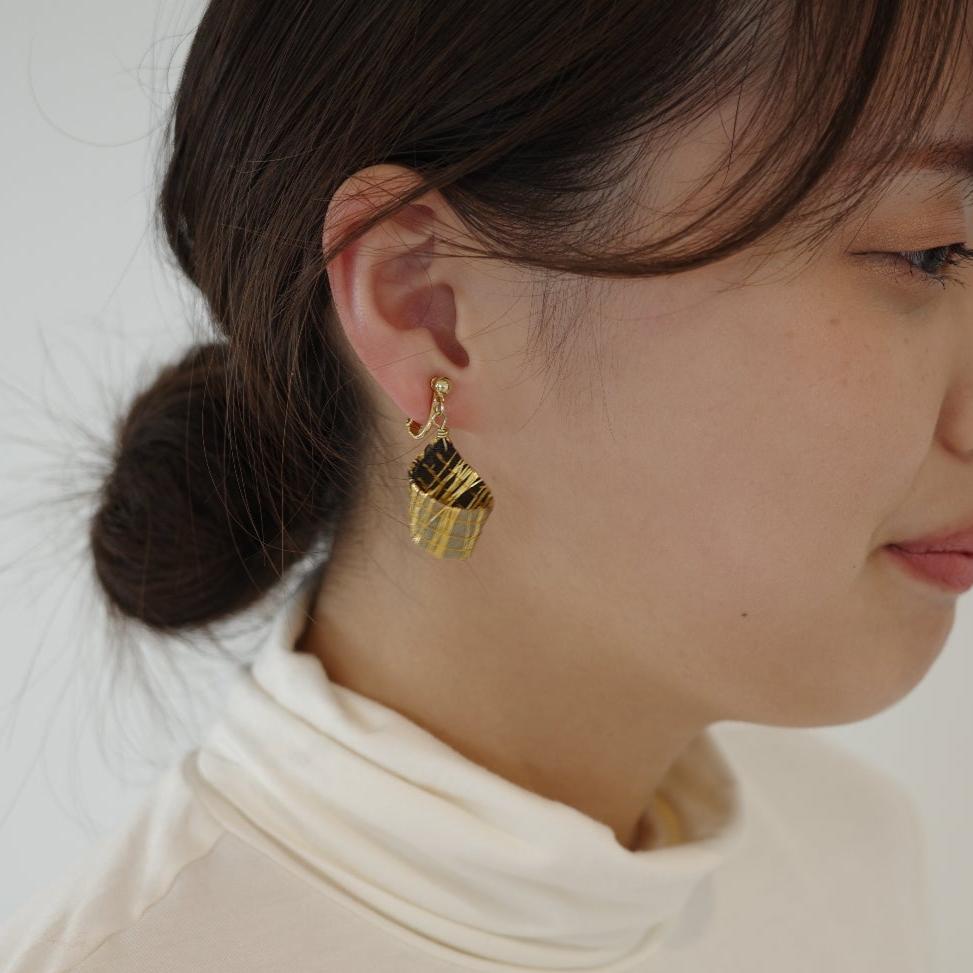 Gold thread earrings droplet