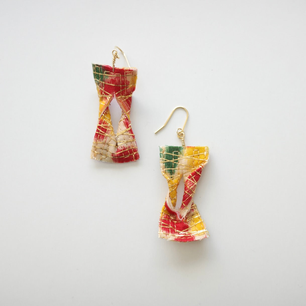 Gold thread earrings konjac