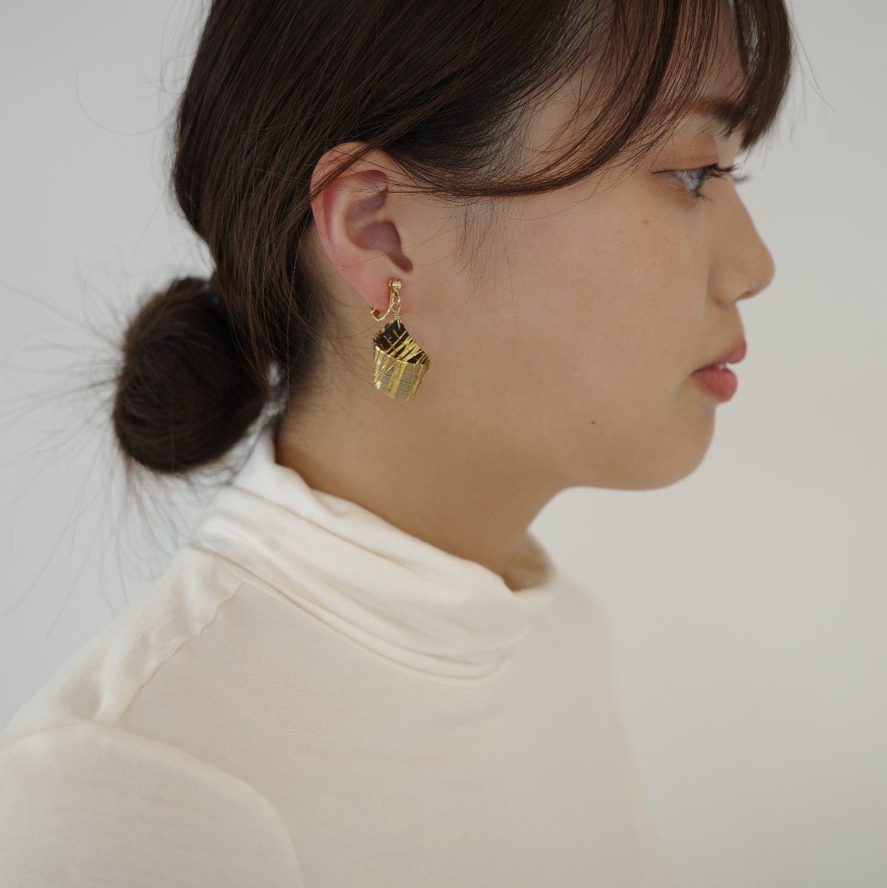 Gold thread earrings droplet