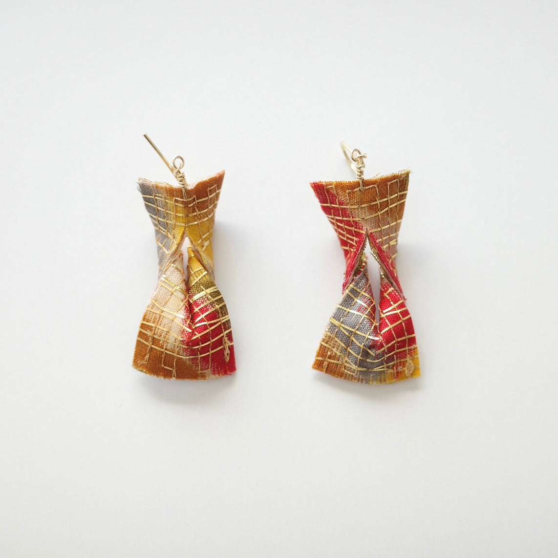 Gold thread earrings konjac